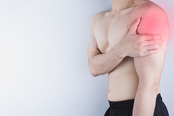 homme avec douleur à l'épaule