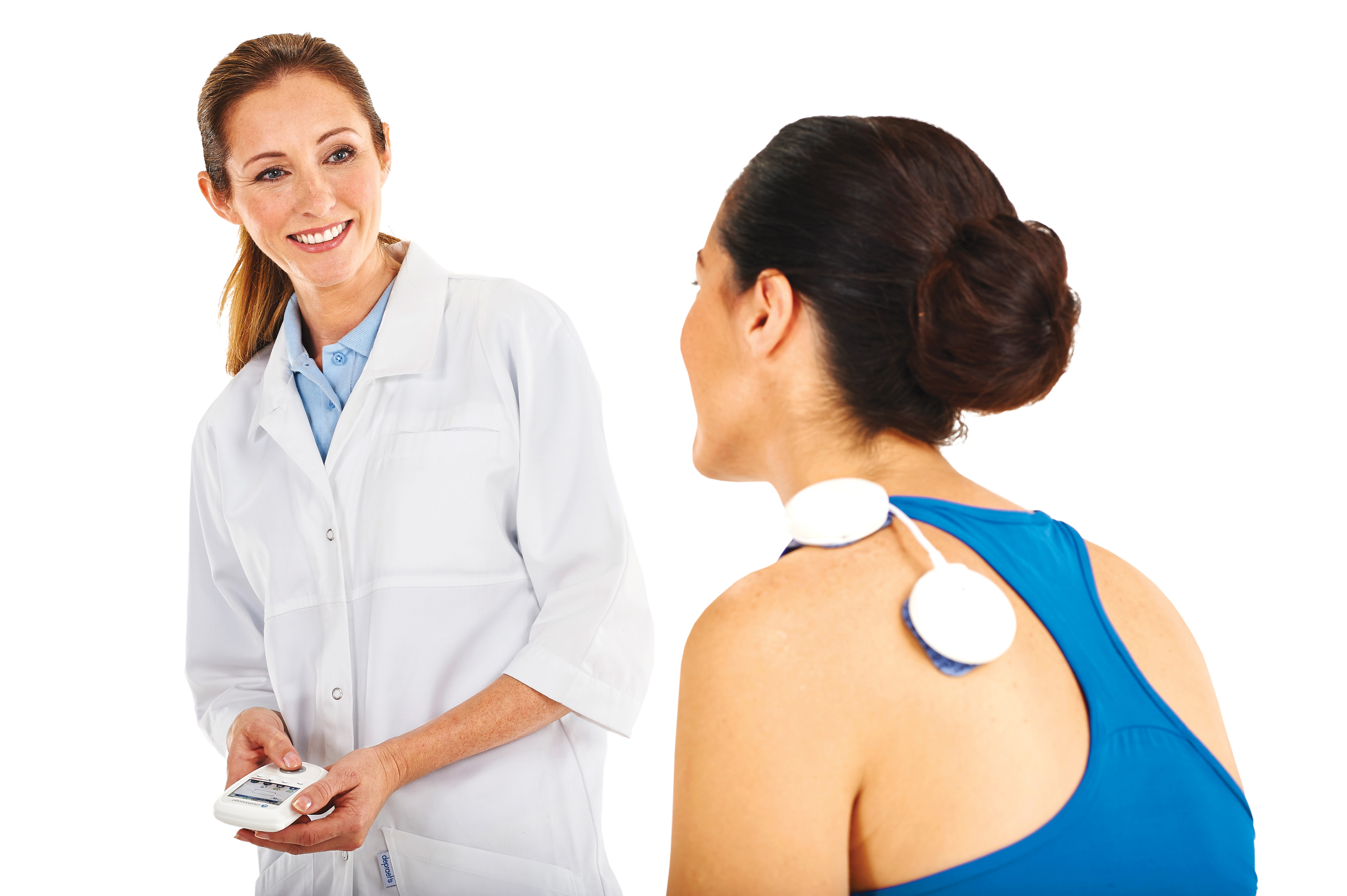 électrostimulation neuromusculaire sur l'épaule d'une jeune femme