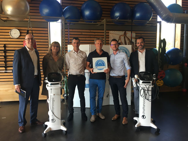 Sur la photo, Terry Ross Président Chattanooga, Lieve Vanden Berghe Senior Vice-President International Marketing, Bernard Bonthoux Kinésithérapeute/Ostéopathe Consultant Chattanooga, Frédéric Nagy Directeur Centre Roosevelt, Bertrand Coin Référent Produit & Scientifique et Sylvain Maton Directeur des Ventes Chattanooga France.