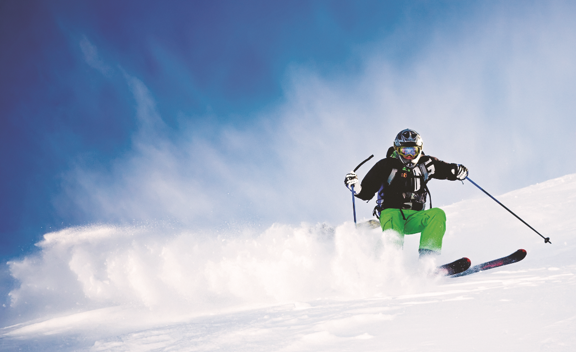 jeune homme ski montagne