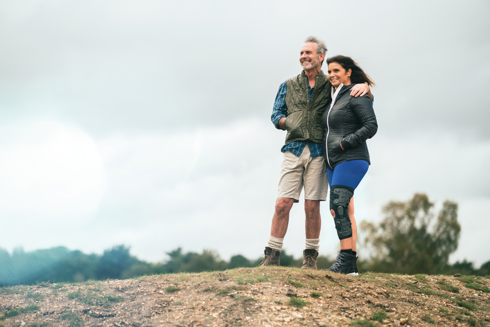 couple en randonnée avec une attelle oa 
