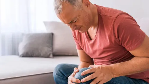 man with knee pain