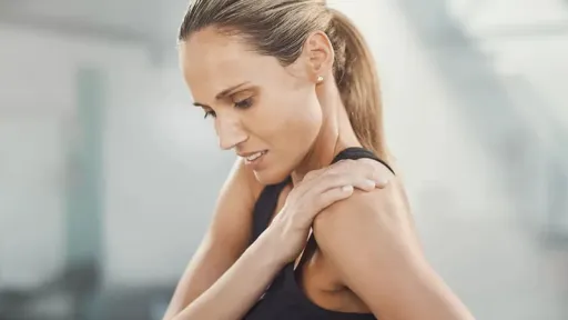 woman with shoulder pain